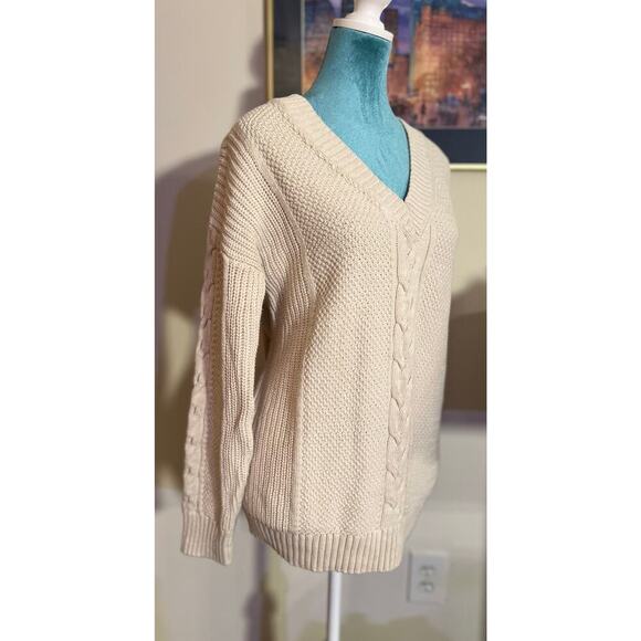 Gap V-neck sweater
Cream colored 
Size small￼ - Picture 2 of 8